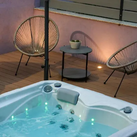 Fiora Apartament *